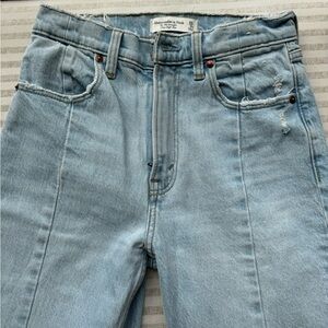 Abercrombie ‘90s Straight Ultra High Rise Jean